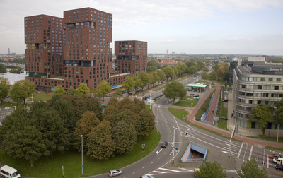 804180 Overzicht van de Beneluxlaan te Utrecht, vanaf een flatgebouw aan de Aziëlaan, uit het westen, met links City ...
